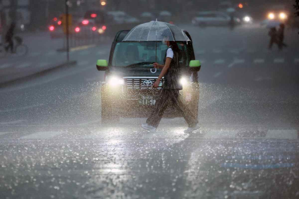 Pioggia battente per strada