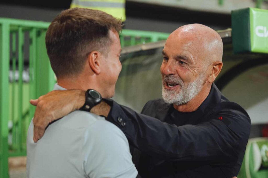 Pioli sorridente a bordo campo