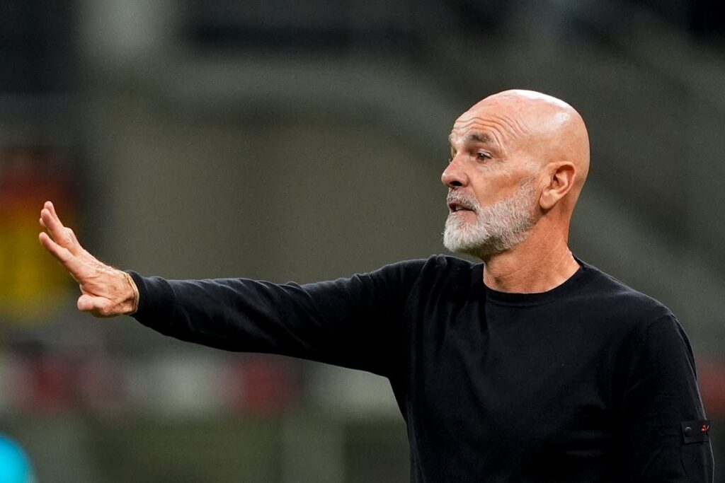 Stefano Pioli da indicazioni alla Fiorentina contro il Milan (LaPresse) - FiorentinaUno.com