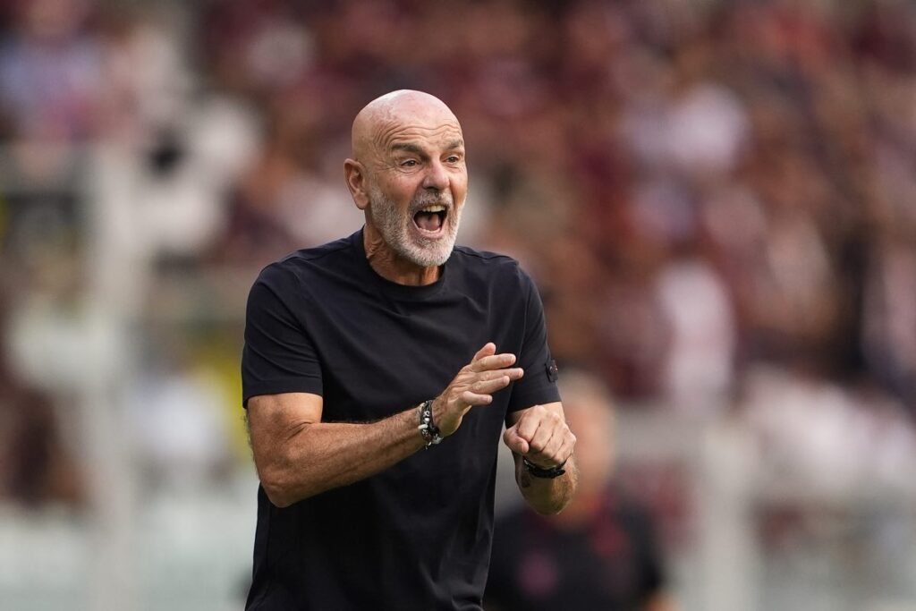 Mister Pioli dà indicazioni alla squadra (LaPresse) - FiorentinaUno.com