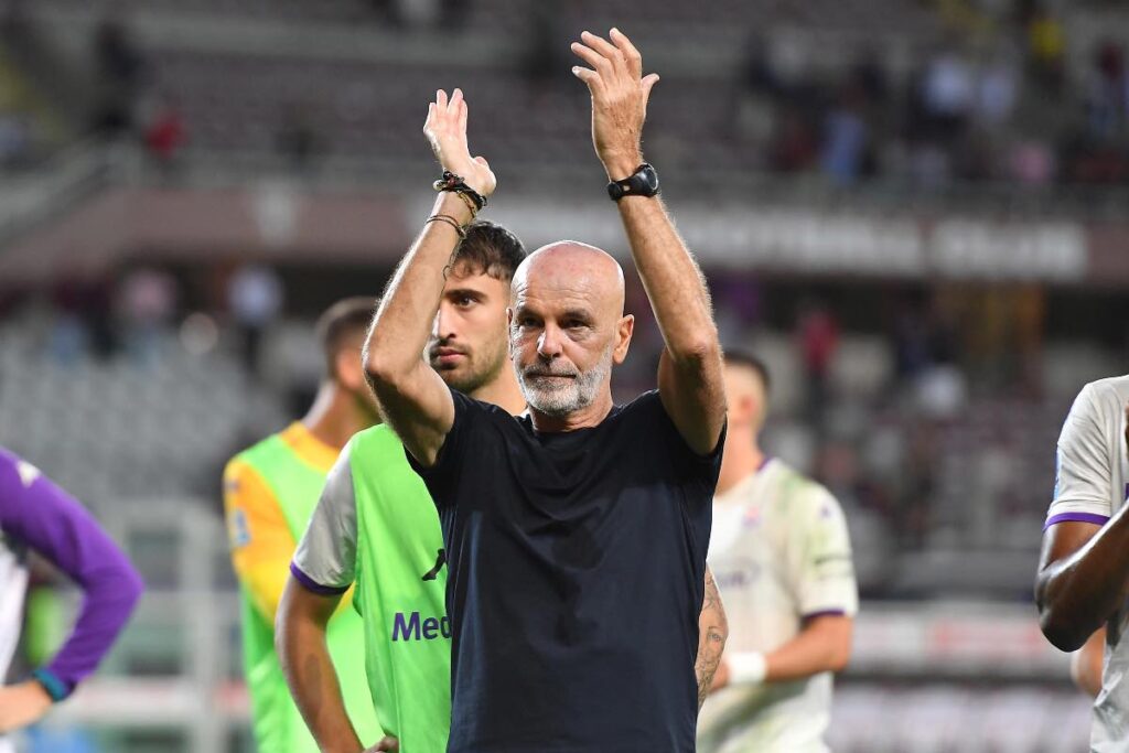 Pioli applaude i tifosi della Fiorentina (ANSA) - FiorentinaUno.com