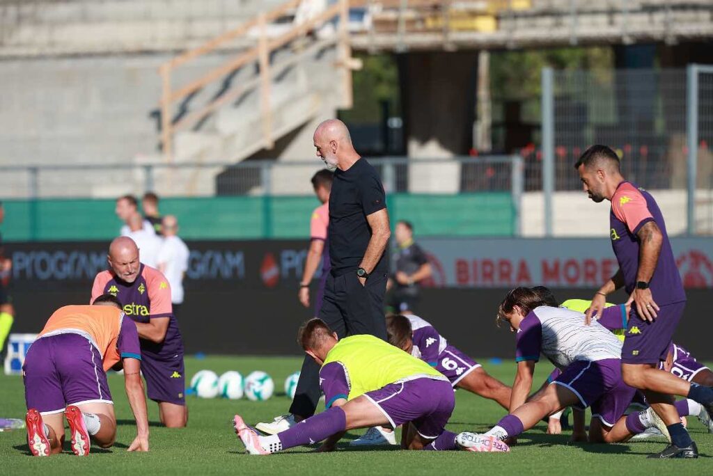 Stefano Pioli a colloquio coi giocatori durante il riscaldamento