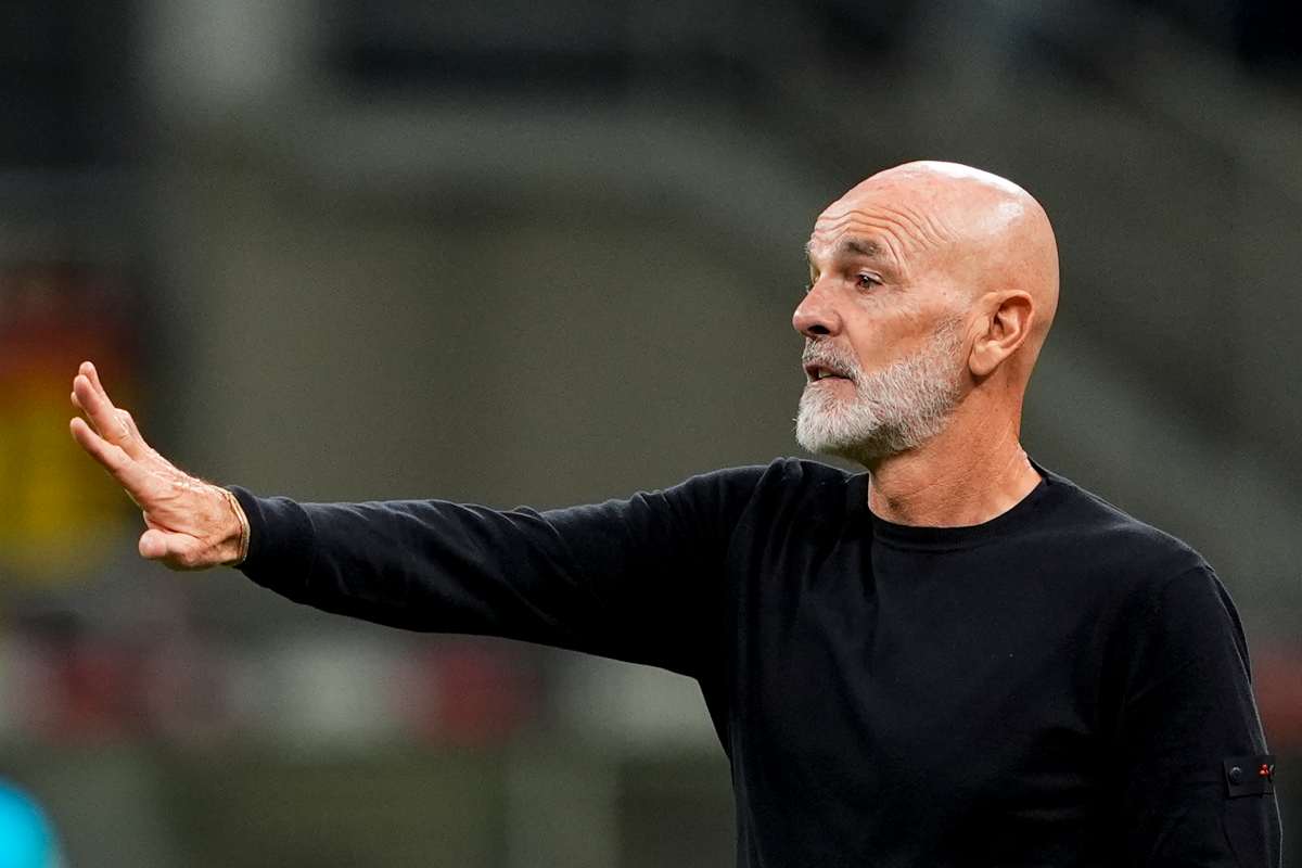 Pioli dà indicazioni alla squadra