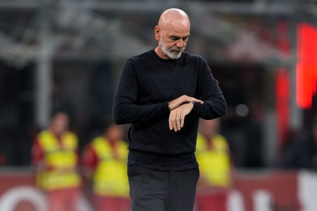 Pioli guarda l'orologio