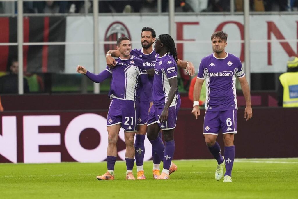 Robin Gosens abbracciato dai compagni (LaPresse) - FiorentinaUno.com