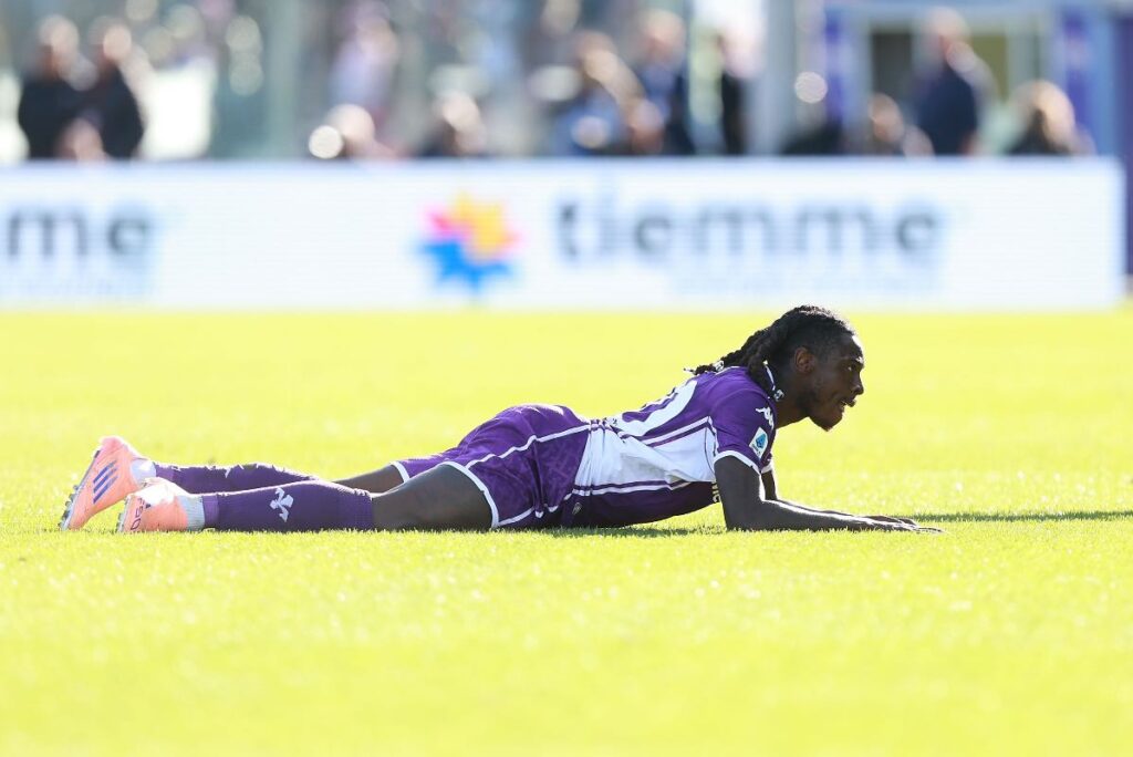 Moise Kean disteso sul prato dell'Artemio Franchi