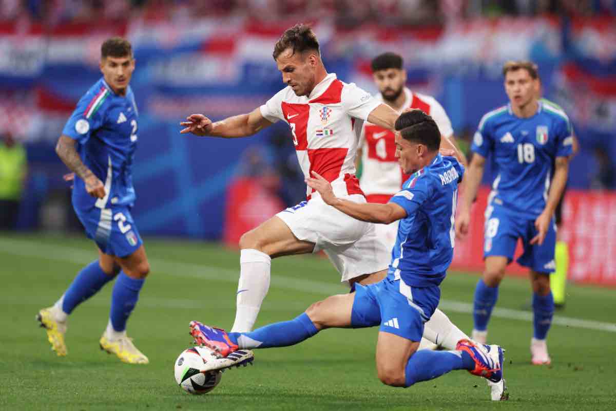 Marin Pongracic a contrasto con Raspadori in Croazia-Italia (OneFootball) - FiorentinaUno.com