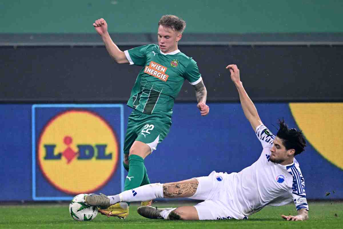 Giocatore del Rapid in un contrasto