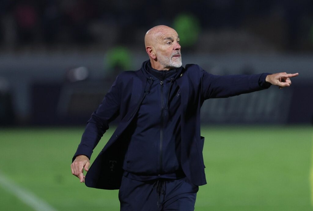 Pioli che indica in campo