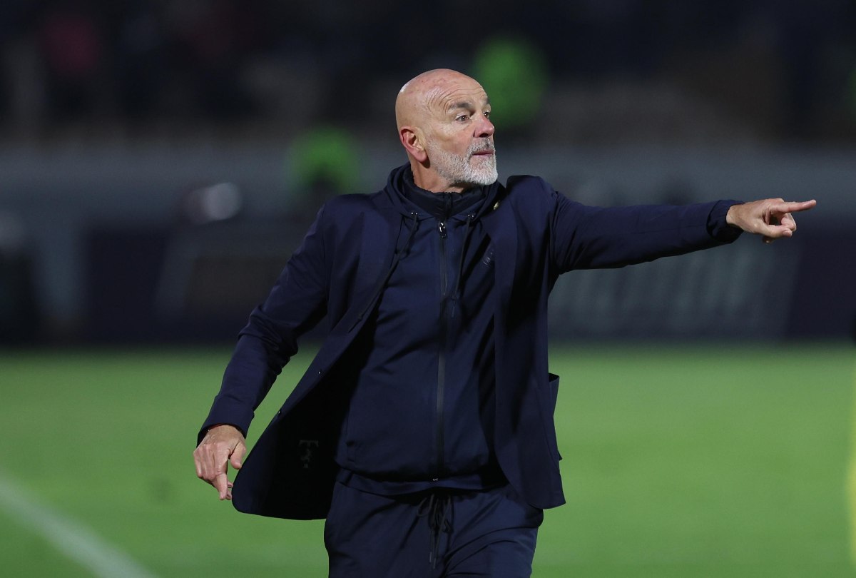 Pioli che indica in campo