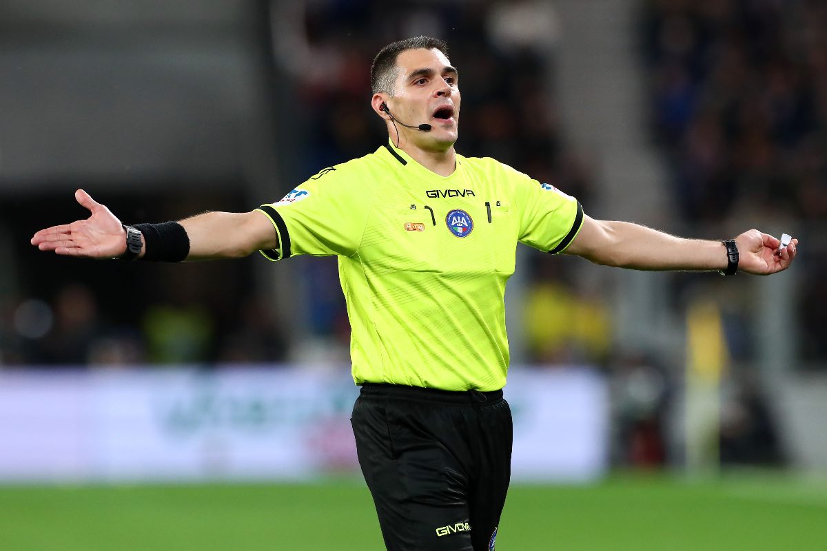 jene-stephaniuk-lkmGeyLItrw-unsplash-ls L'arbitro Simone Sozza in campo durante un match (OneFootball) - FiorentinaUno.com