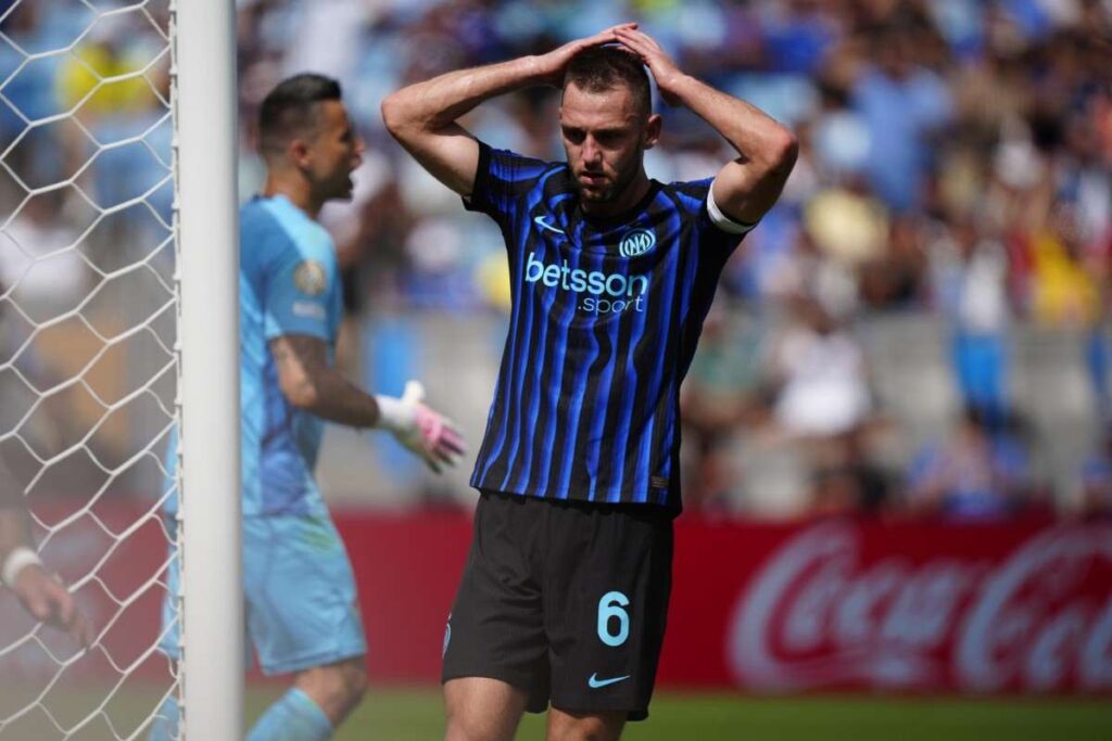 Stefan de Vrij con le mani nei capelli