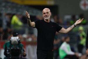 Stefano Pioli mostra dissenso a bordo campo a San Siro (LaPresse) - FiorentinaUno.com