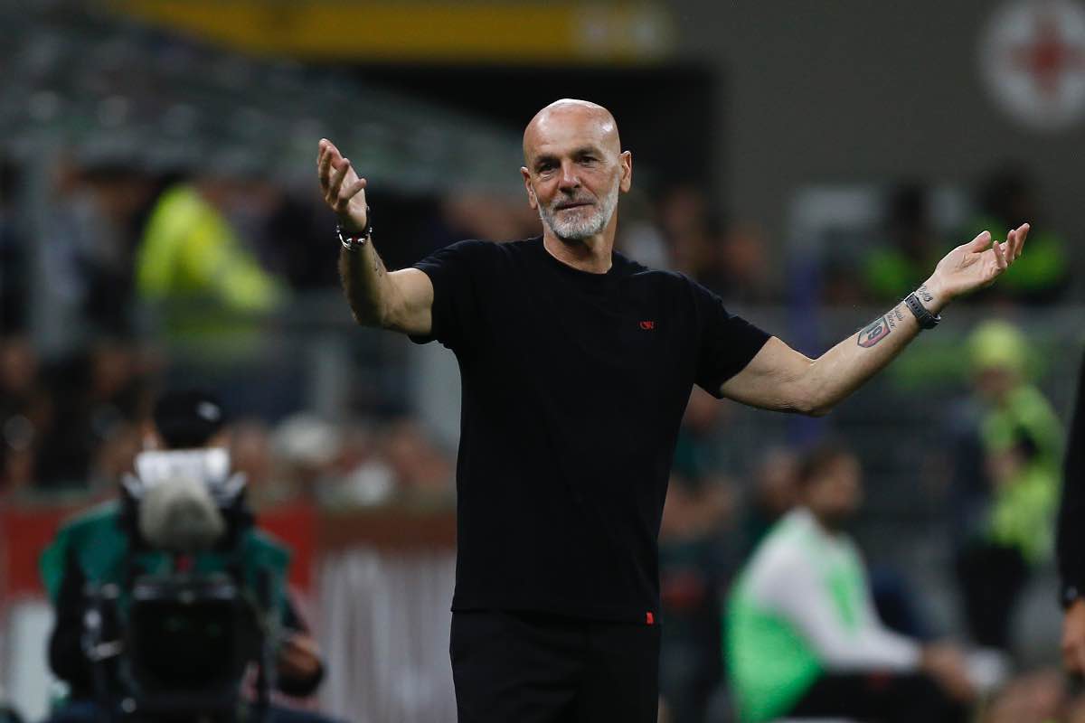 Stefano Pioli mostra dissenso a bordo campo a San Siro (LaPresse) - FiorentinaUno.com