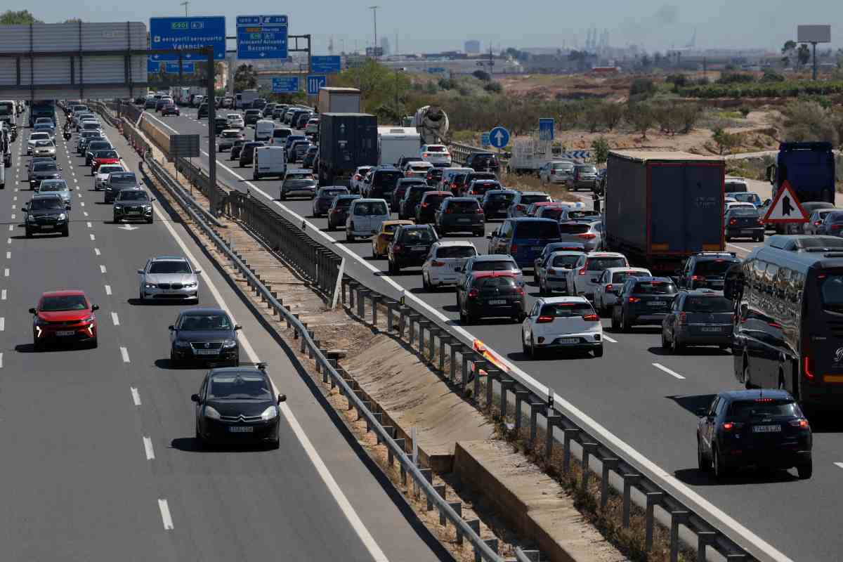 jene-stephaniuk-lkmGeyLItrw-unsplash-ls Traffico in autostrada