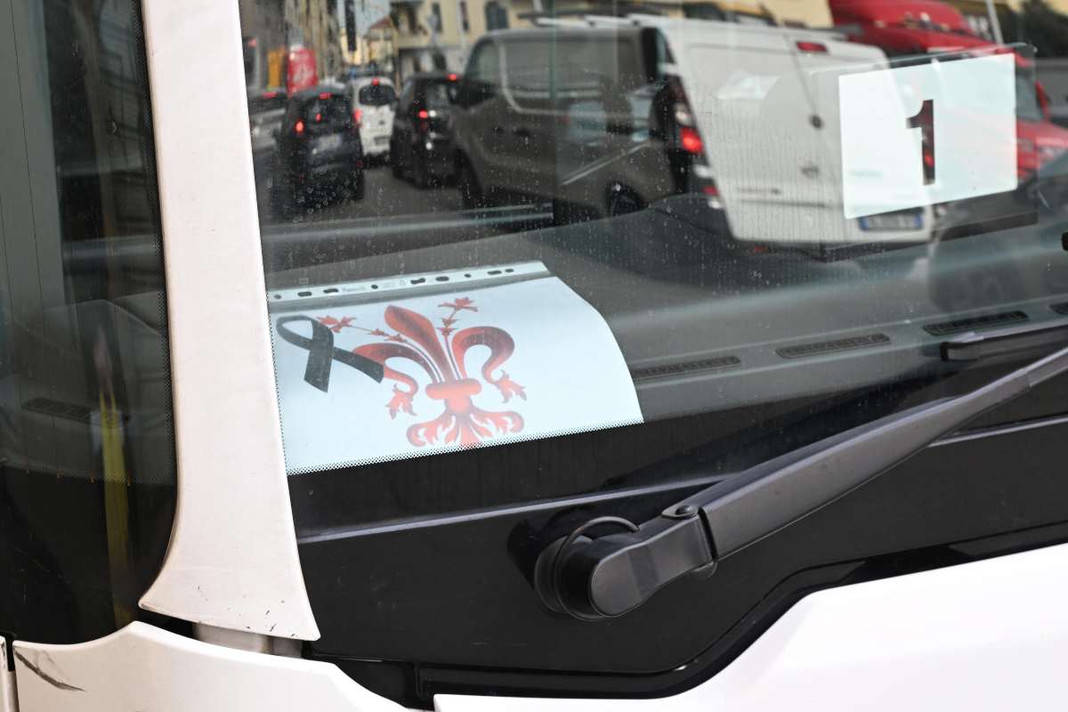 Un autobus di Firenze con il segno di lutto