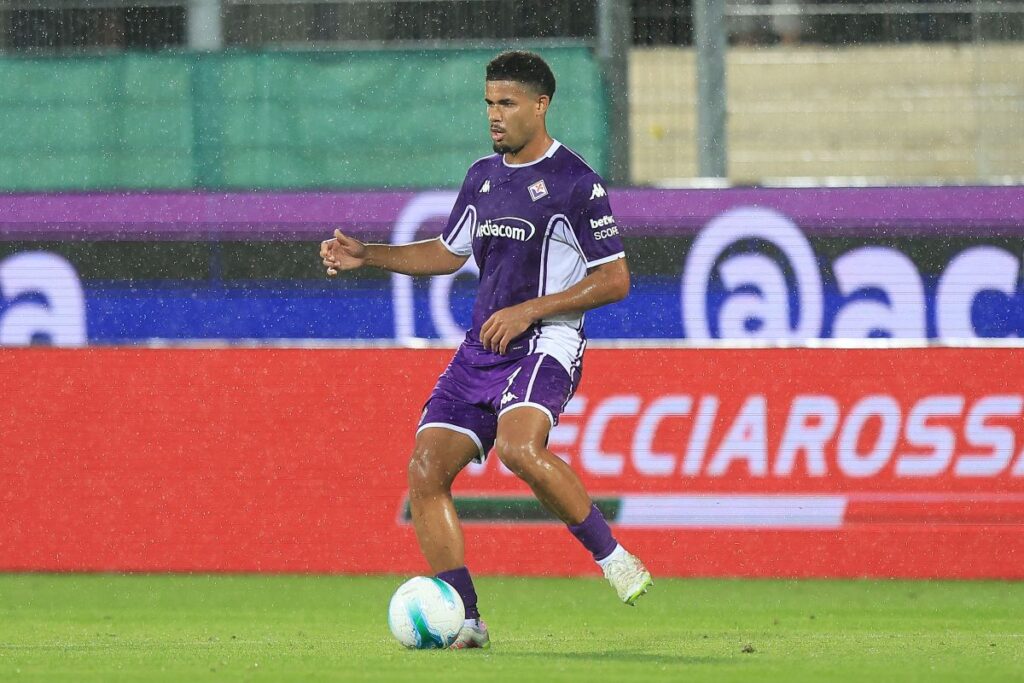 Simon Sohm in campo con la Fiorentina