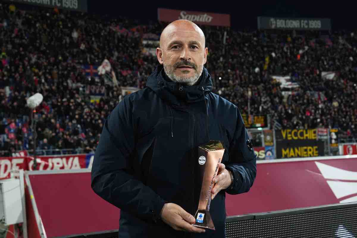 Vincenzo Italiano in posa con il premio di allenatore del mese (LaPresse) - FiorentinaUno.com