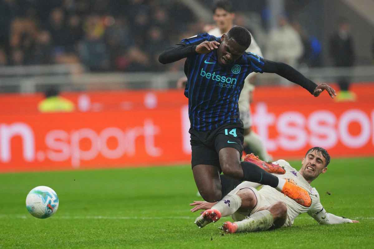 Mattia Viti atterra Bonny in Inter-Fiorentina (LaPresse) - FiorentinaUno.com