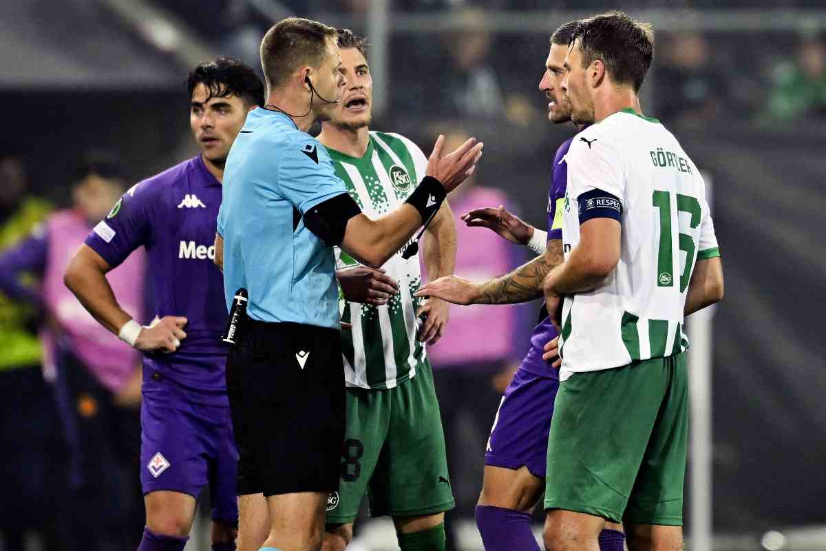 L'arbitro Yigal Frid redarguisce un giocatore durante San Gallo-Fiorentina 