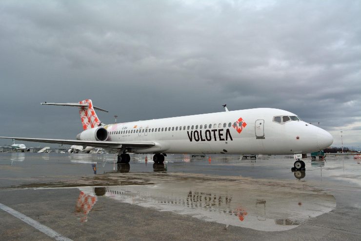 un aereo fermo in pista
