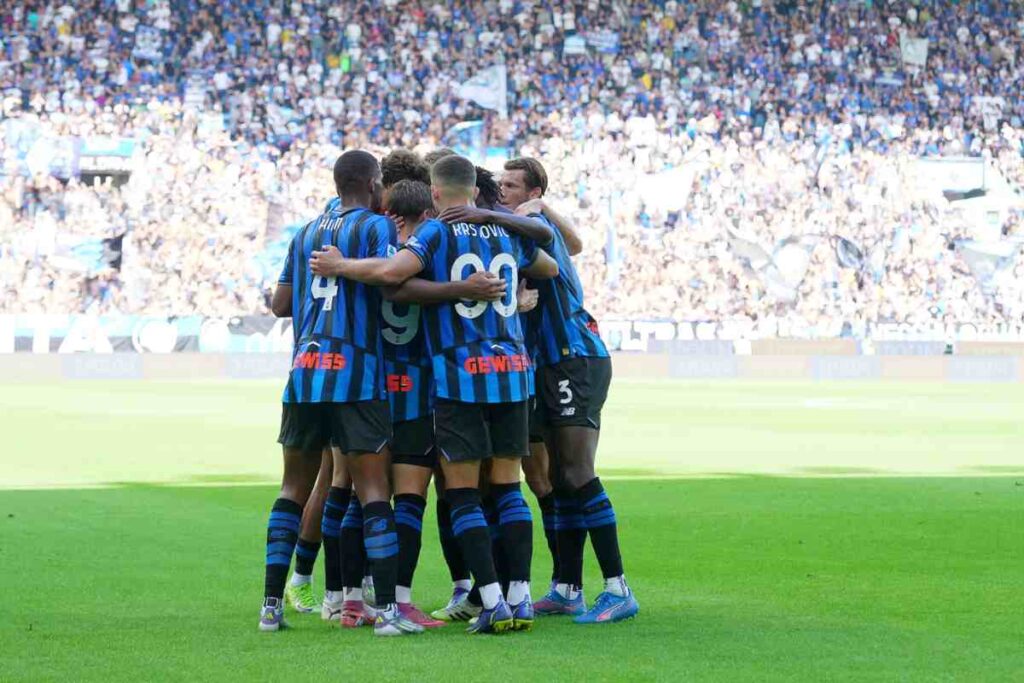i calciatori dell'Atalanta abbracciati