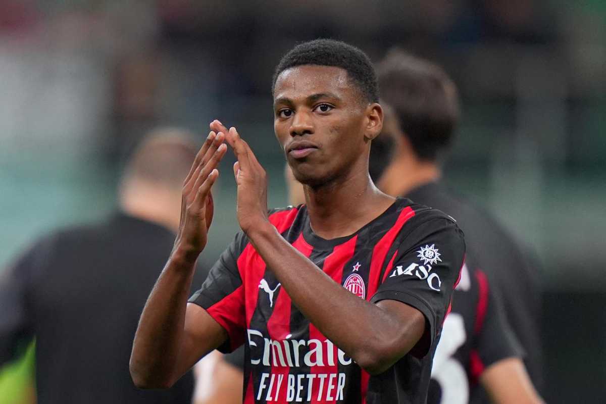 Cheveyo Balentien applaude il pubblico a San Siro