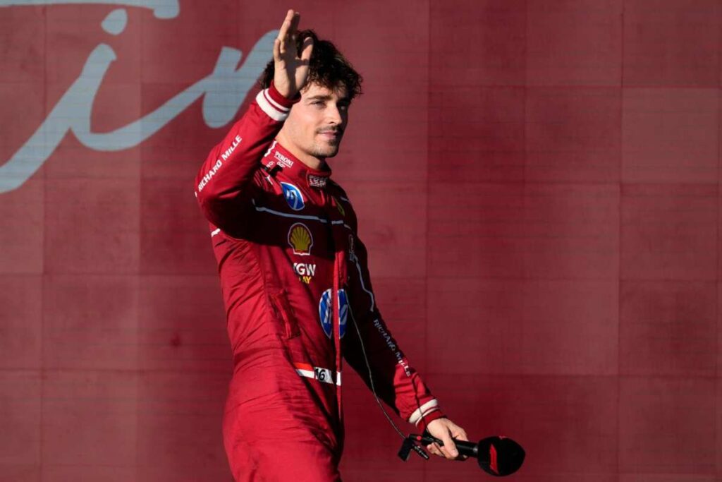 Charles Leclerc saluta i tifosi
