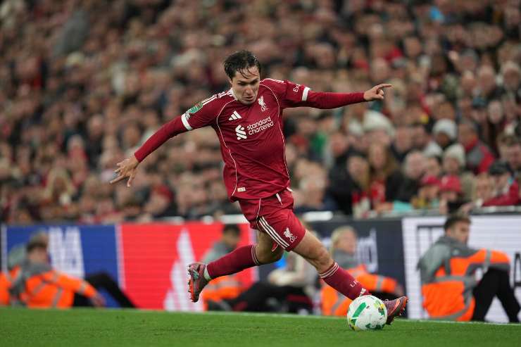 Federico Chiesa in campo con il Liverpool