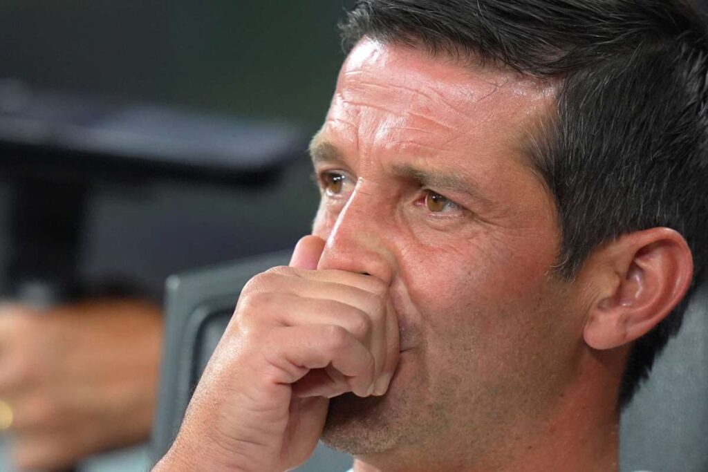 Cristian Chivu con una mano sul volto