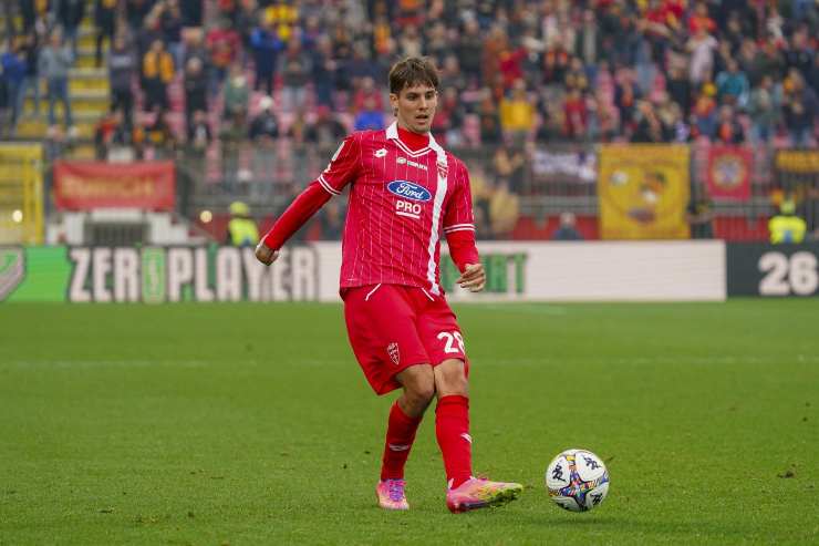 Andrea Colpani passa il pallone