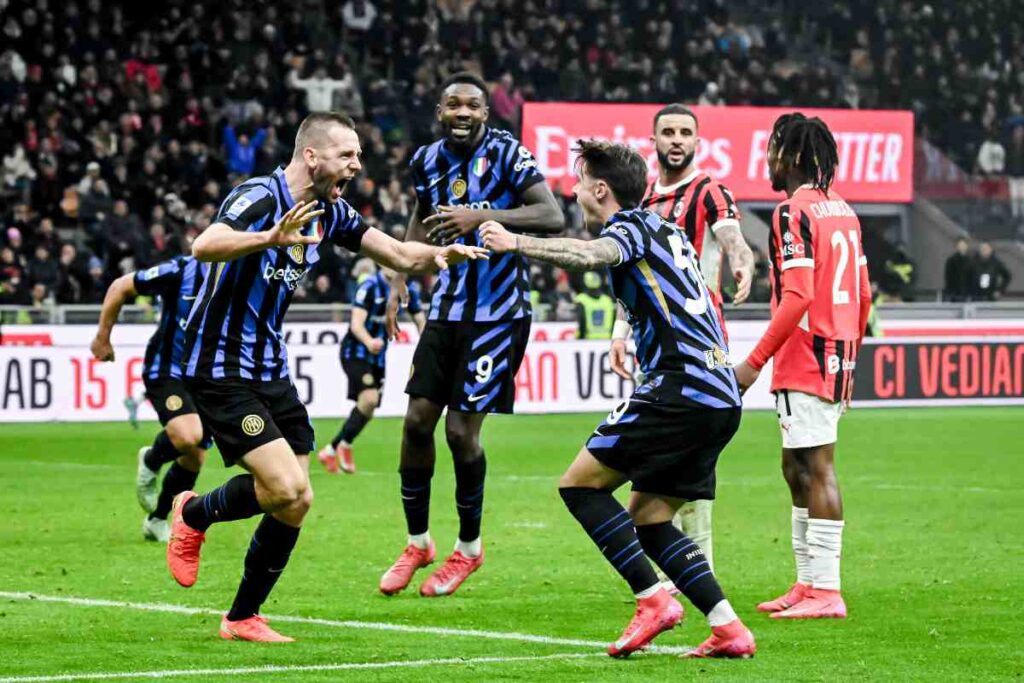 Stefan De Vrij esulta con Zalewski e Thuram