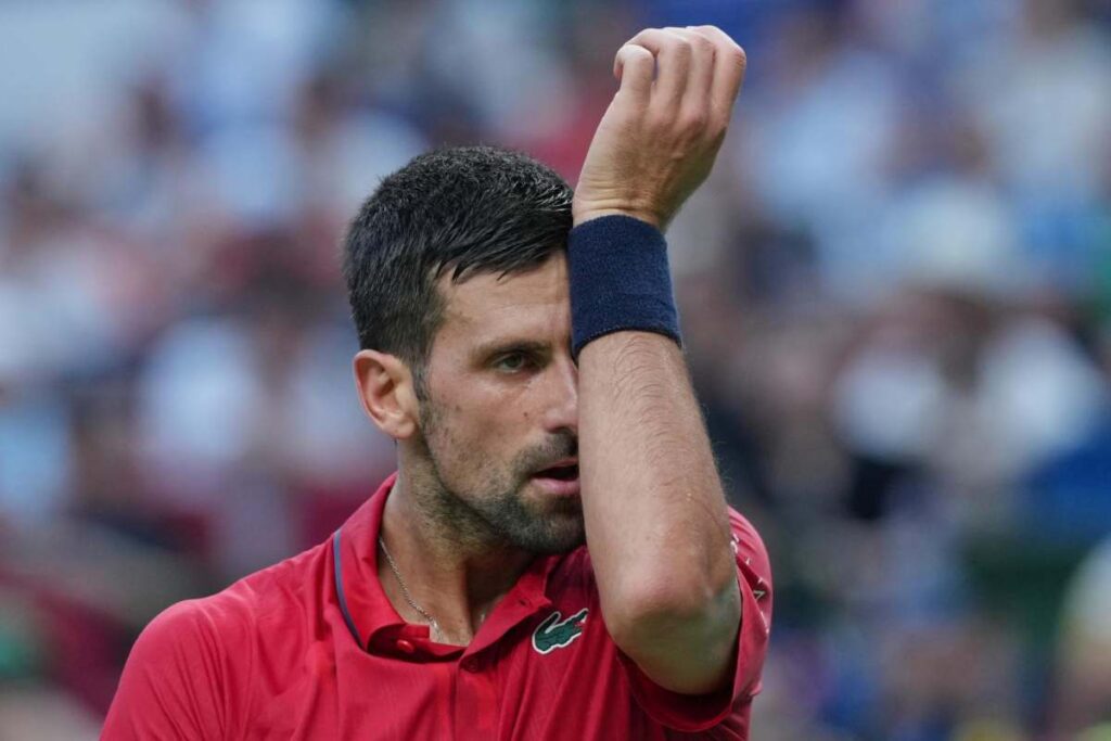 Djokovic si asciuga il volto