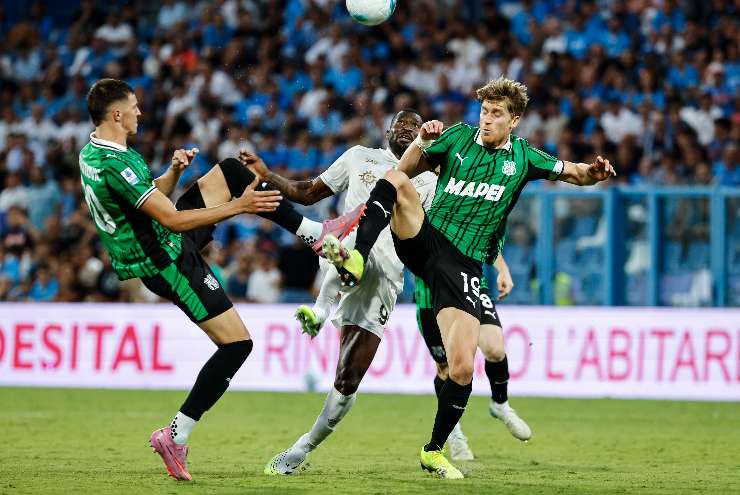 due difensori del Sassuolo contrastano un avversario