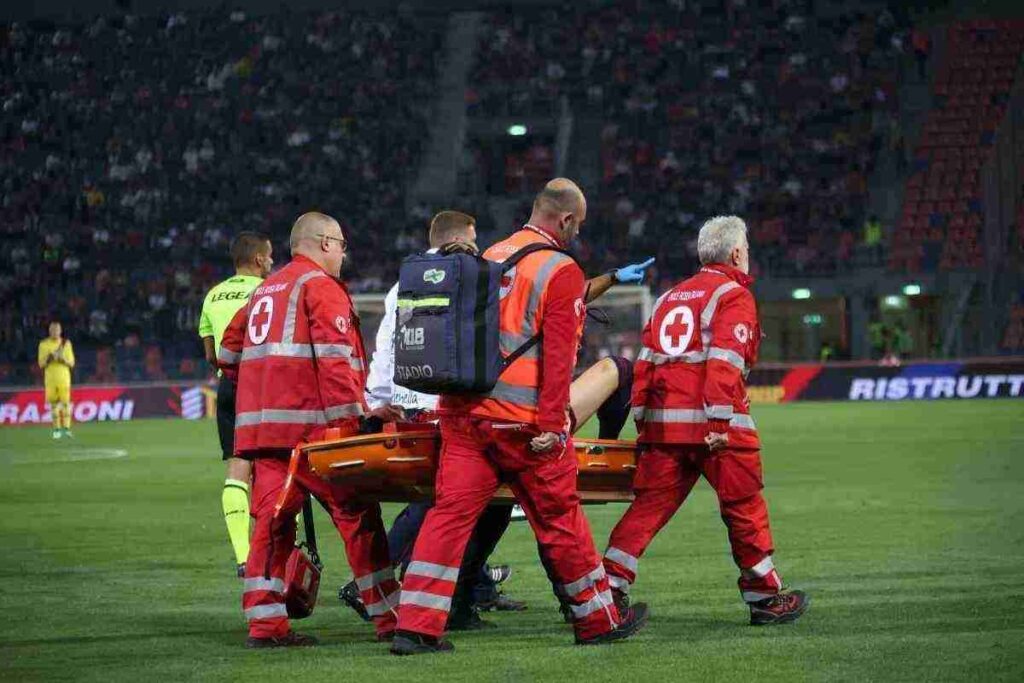 calciatore infortunato soccorso in barella