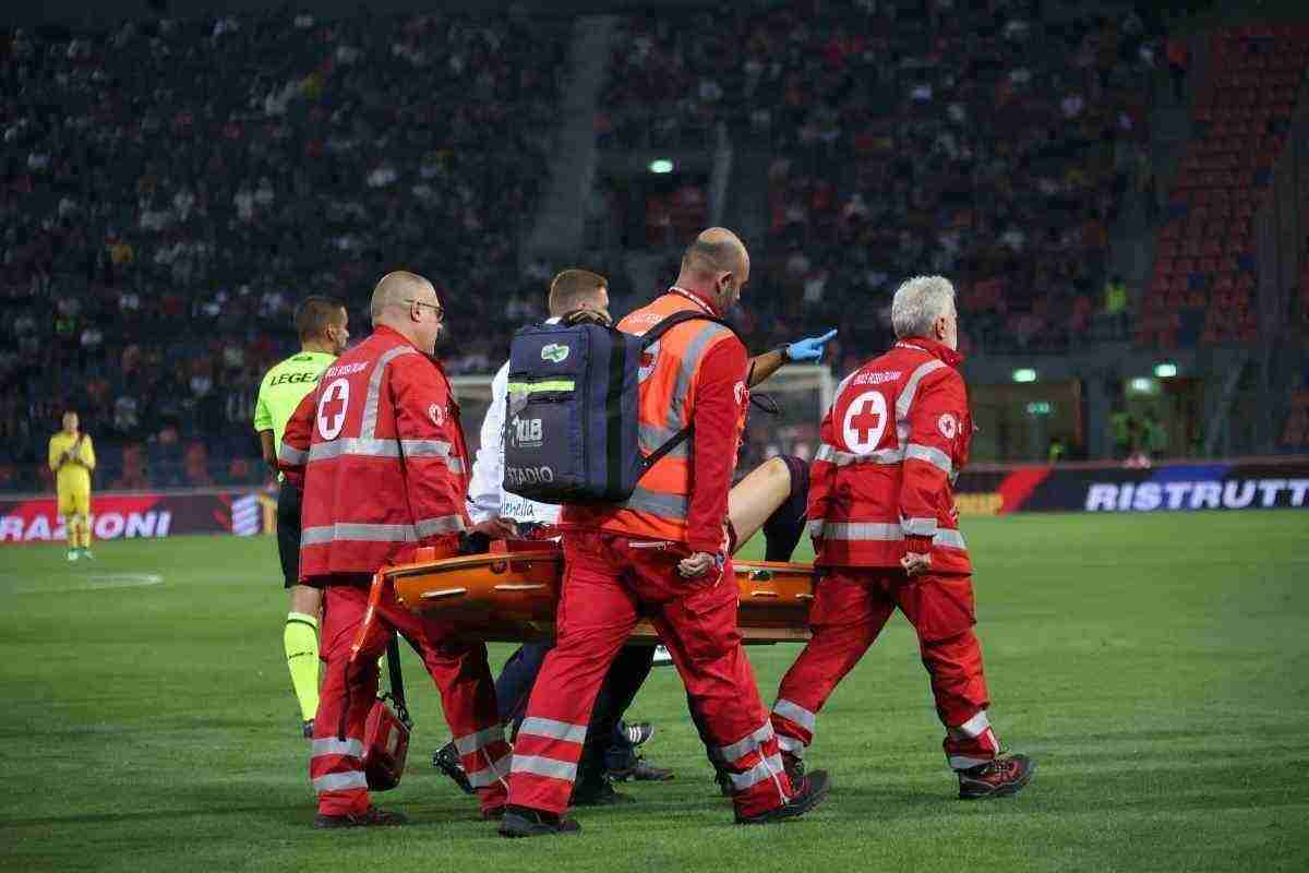 calciatore infortunato soccorso in barella