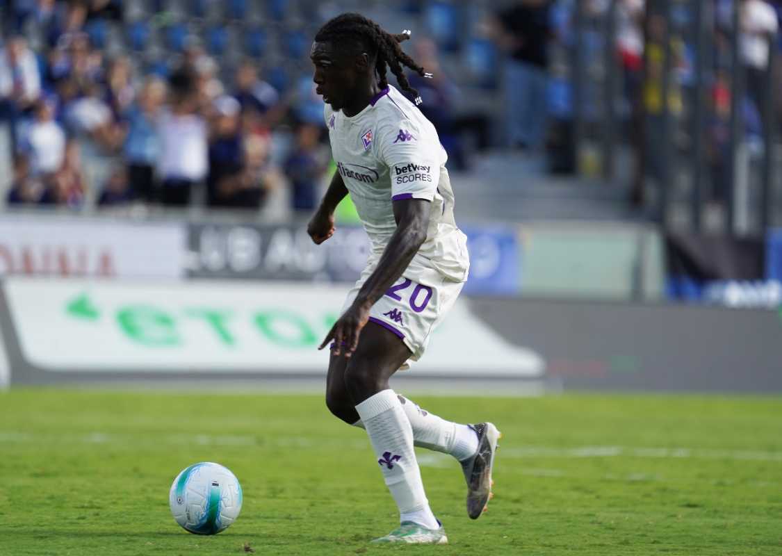 Kean corre in campo dietro la palla