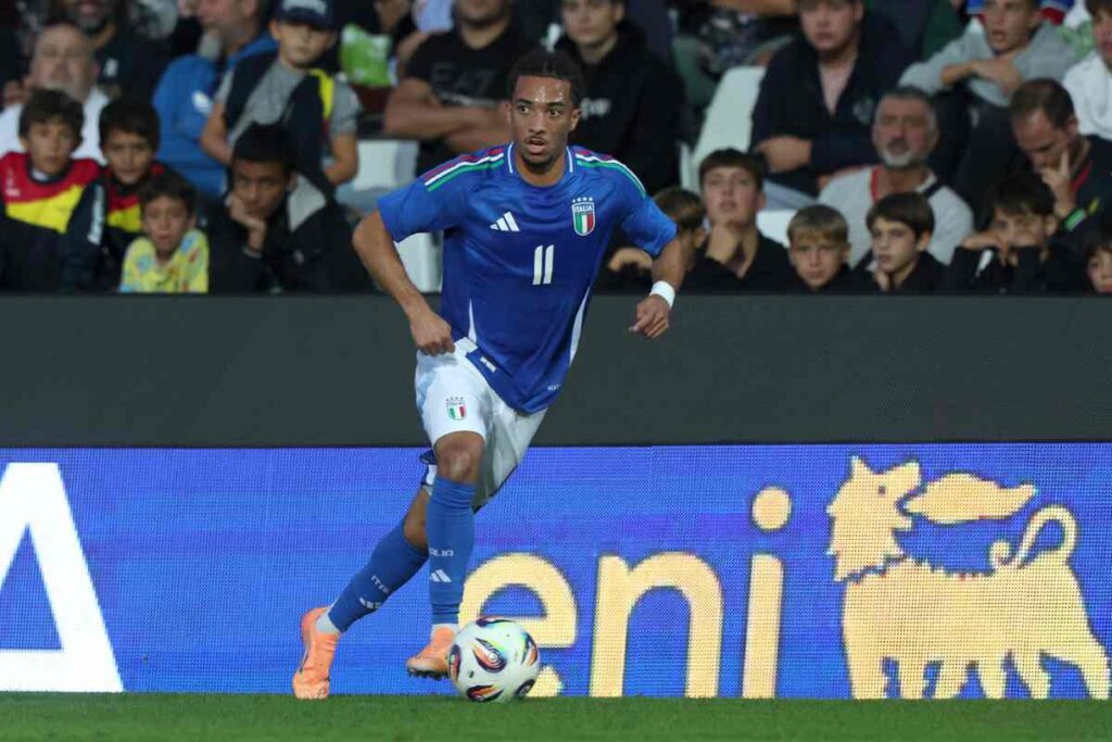 Luca Koleosho in campo con l'Under 21