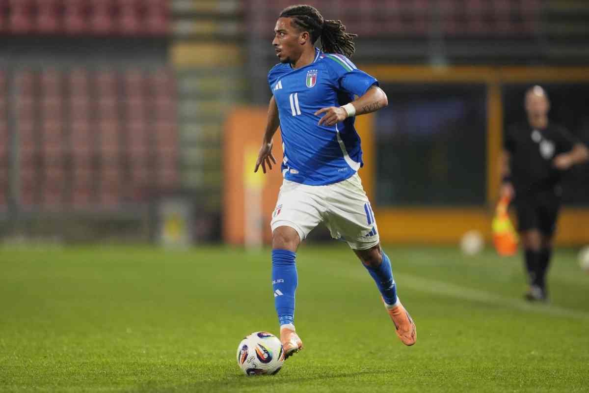 Luca Koleosho in campo con l'Italia