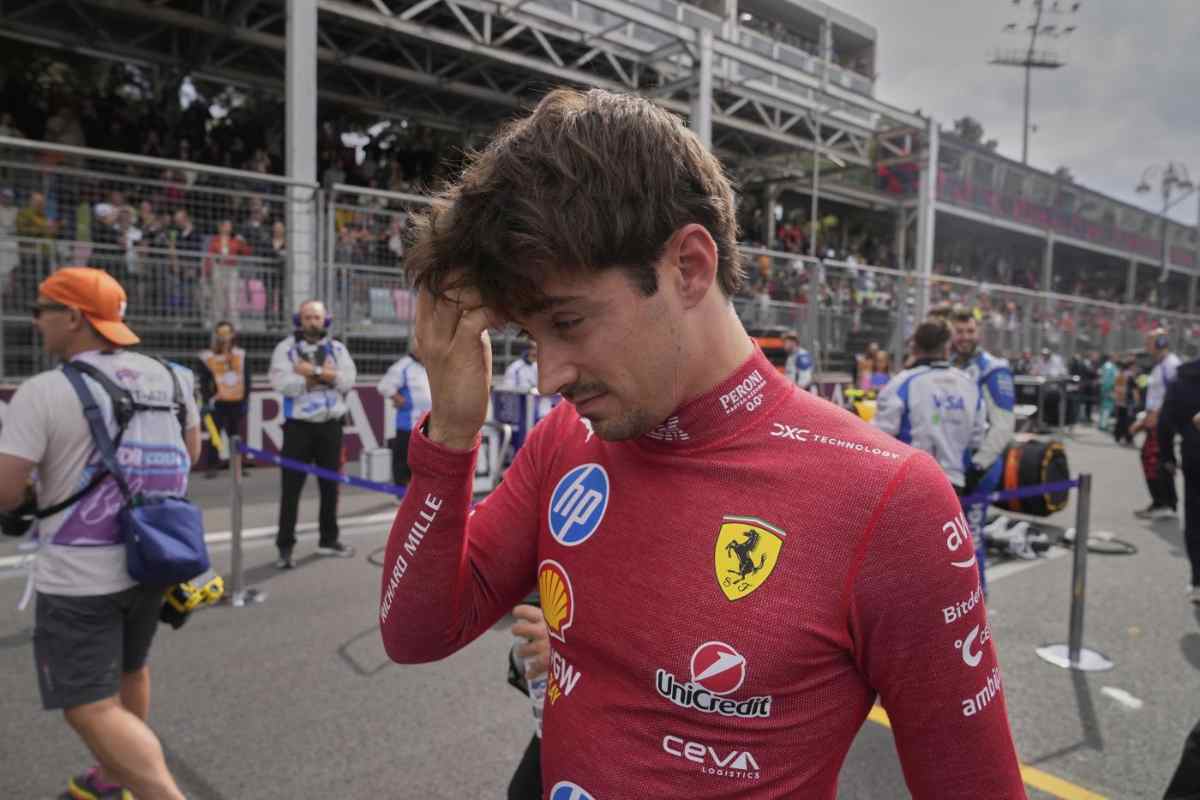 Charles Leclerc con una mano sui capelli