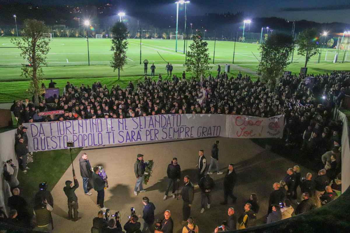 I tifosi della Fiorentina riuniti per un lutto