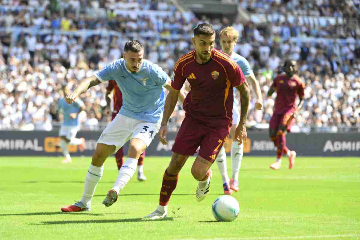 Lorenzo Pellegrini contrastato da due avversari