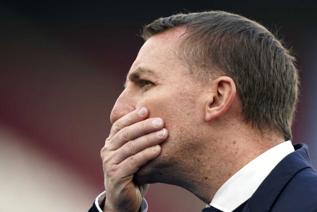 Brendan Rodgers con una mano sul volto