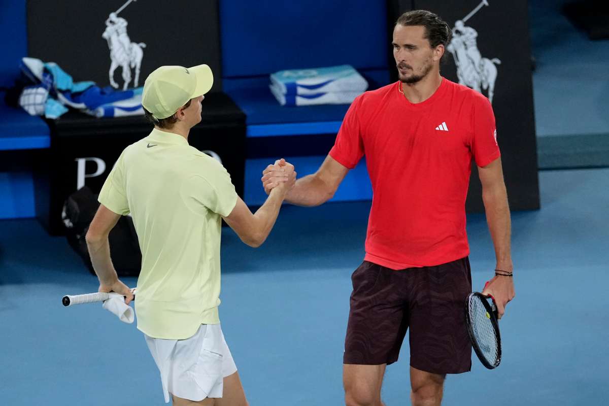stretta di mano tra Sinner e Zverev