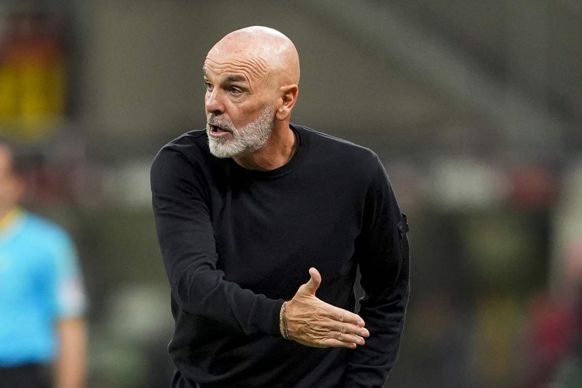 Stefano Pioli dà indicazioni ai suoi giocatori