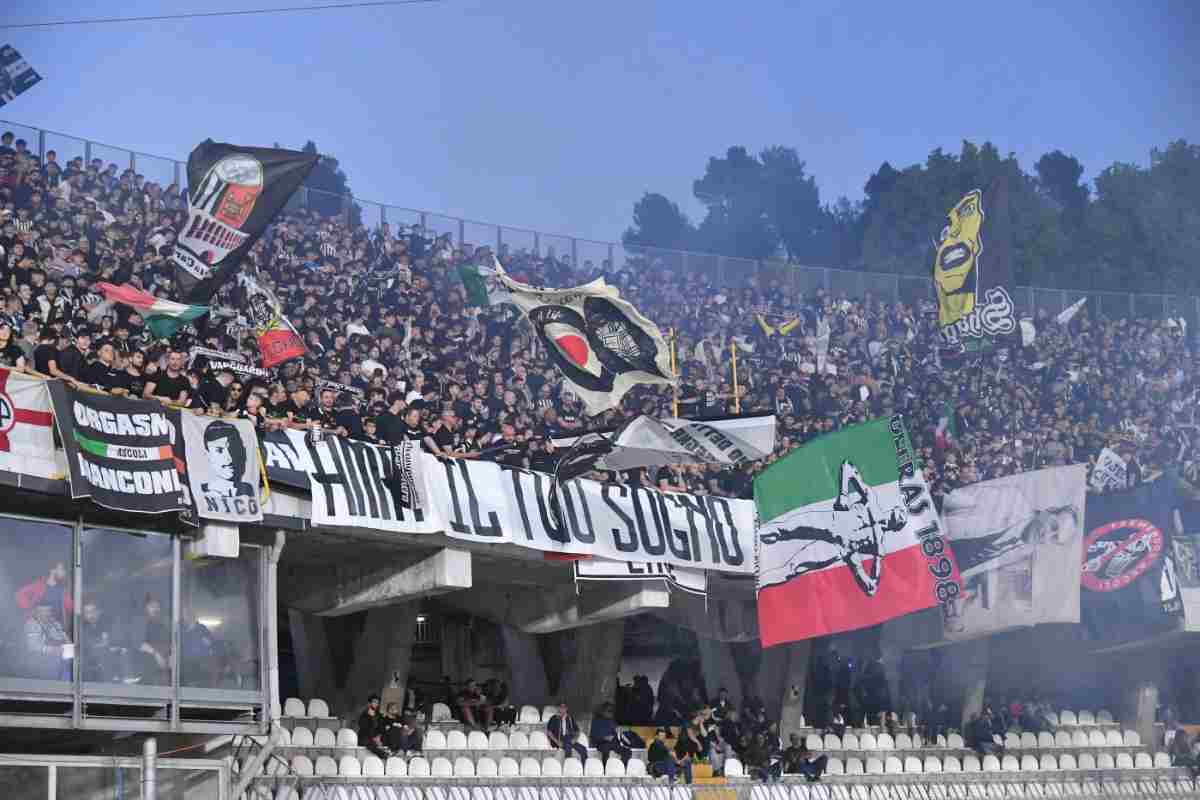 tifosi dell'Ascoli in curva