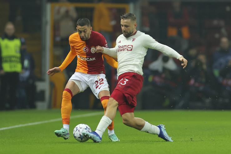 Hakim Ziyech contrastato da un avversario