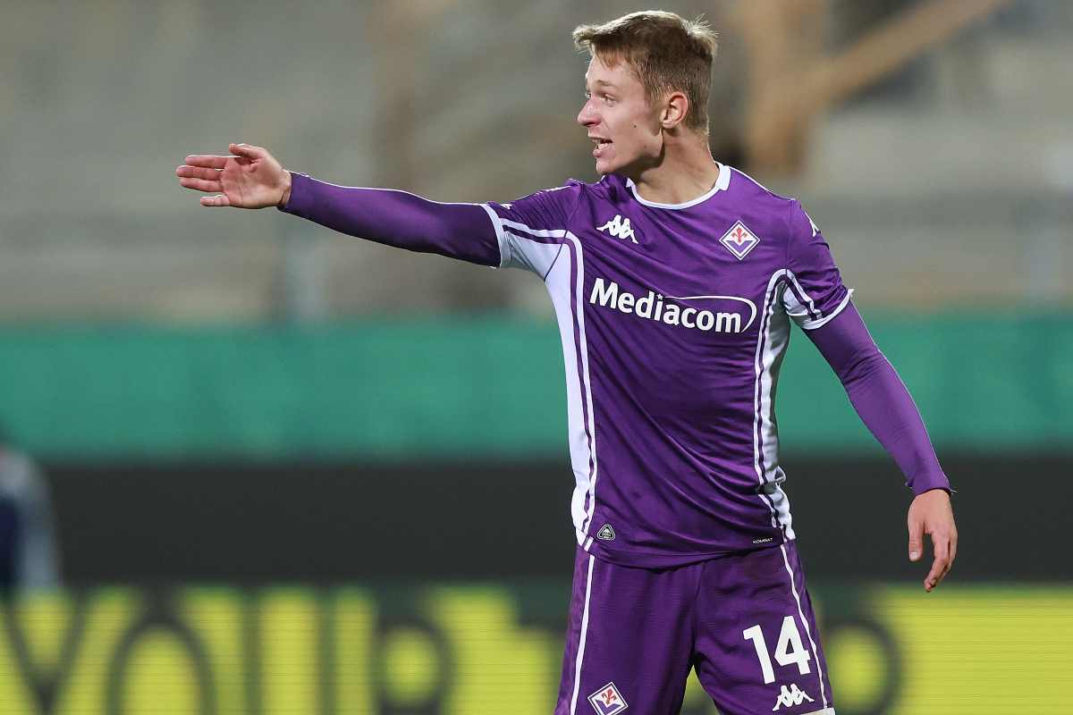 Hans Nicolussi Caviglia in campo durante Fiorentina-AEK Atene (OneFootball) - FiorentinaUno.com