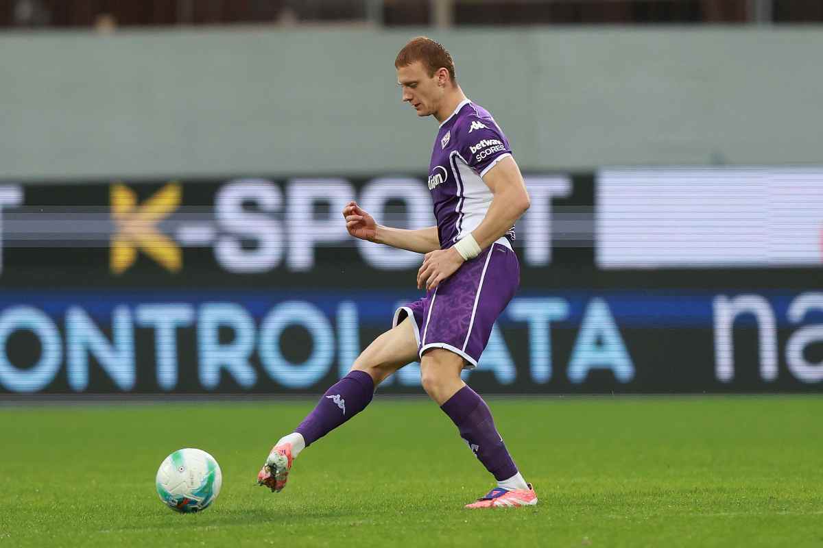 Pietro Comuzzo in campo durante Fiorentina-Lecce (OneFootball) - FiorentinaUno.com 