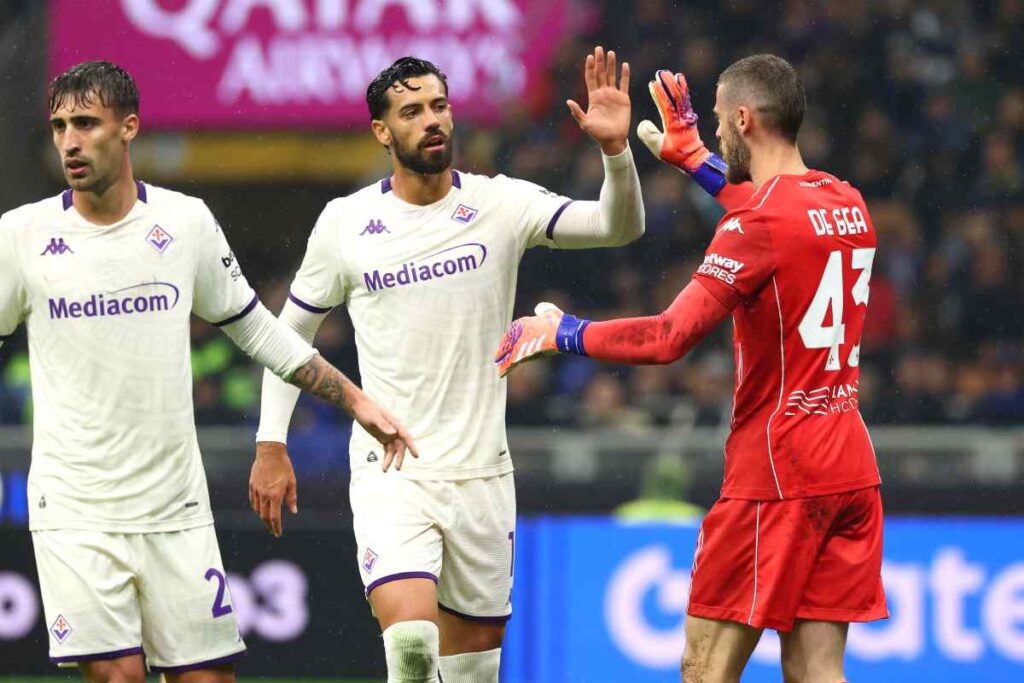 De Gea circondato dai giocatori della Fiorentina